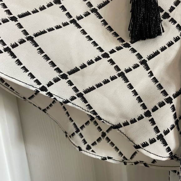 Like New off the shoulder blouse - Picture 2 of 6